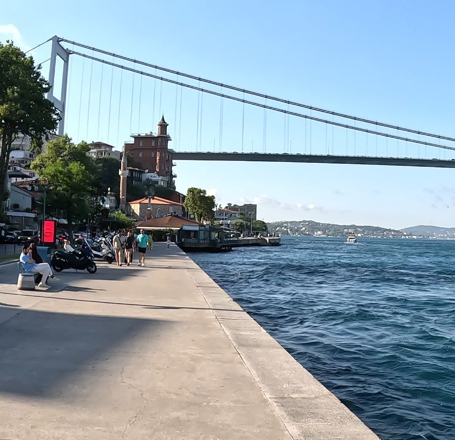 16 Rumeli Hisarı promenade