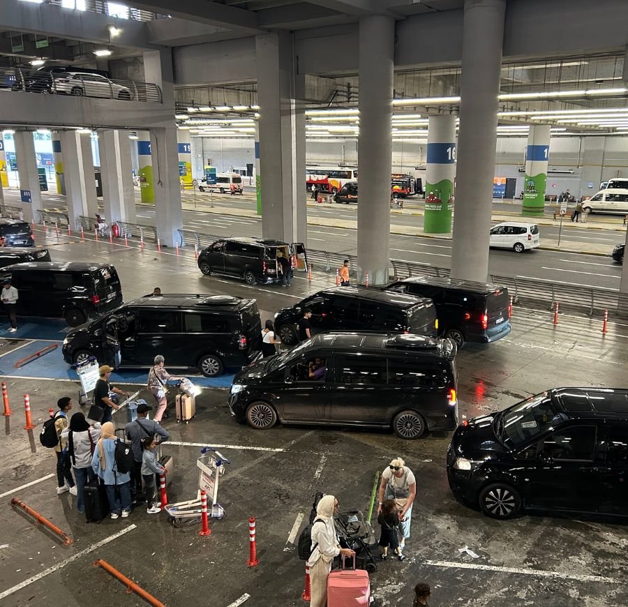 How to get from Istanbul Airport to the city center via vip shuttle