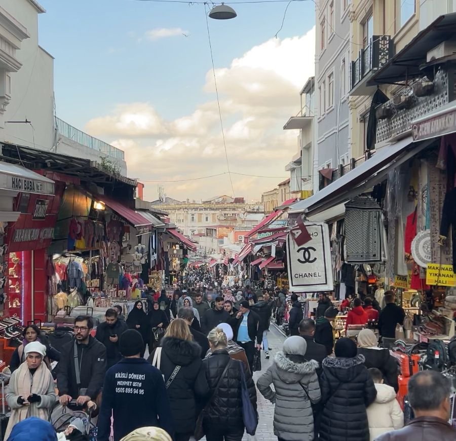 5 Mahmutpaşa street - cheap clothes shopping street in Istanbul