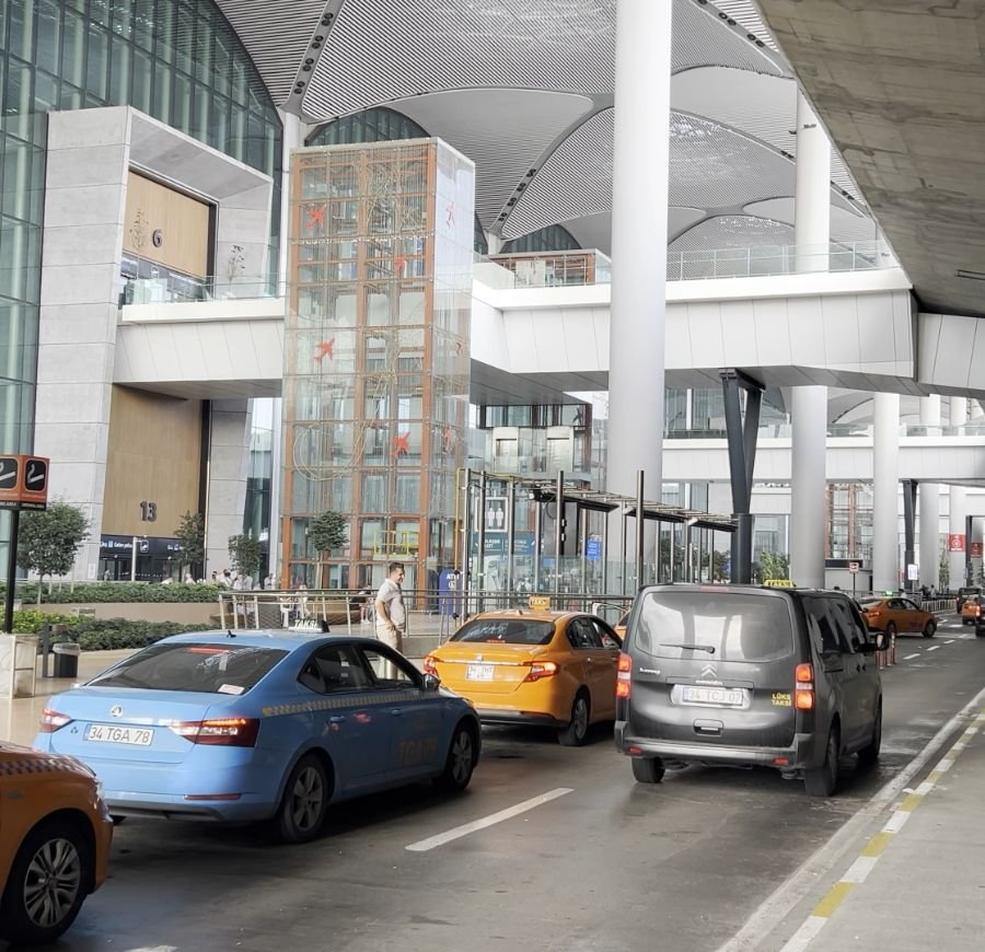 How to get from Istanbul Airport to the city center via taxis